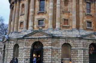 牛津大学的学费一年是多少钱？